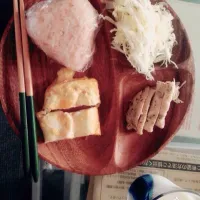 Snapdishの料理写真:ハーブのささみ
キャベツ
卵
おにぎり|よっしーさん