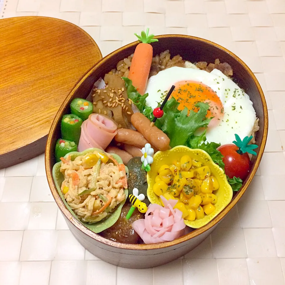 Snapdishの料理写真:ボンバーさんの料理 焼肉のたれ💕で焼肉ピラフ～♡弁当～♬|まぁちゃんさん