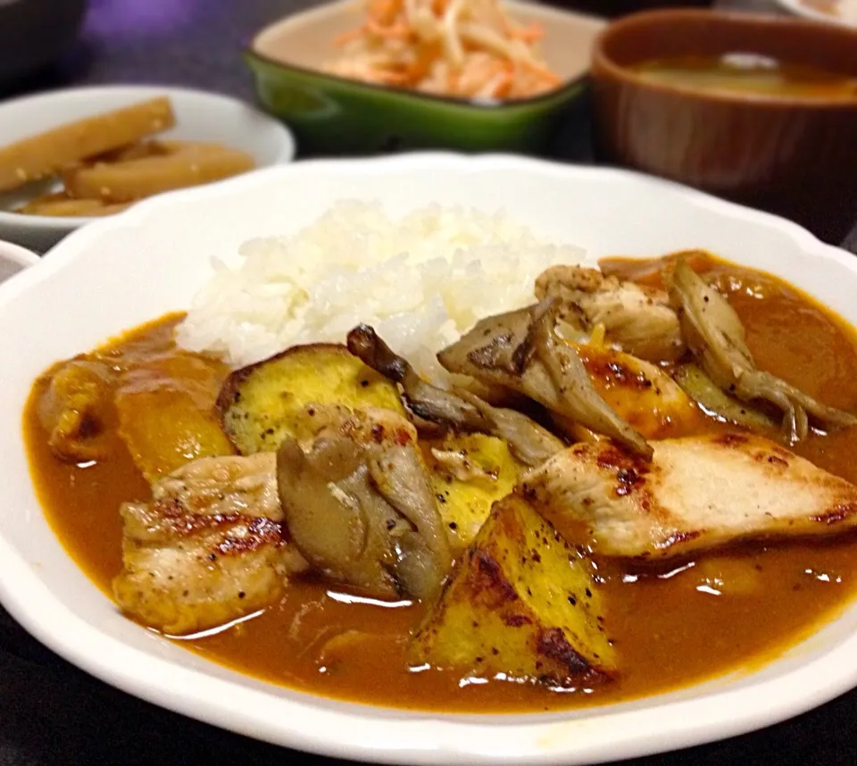 日曜日はカレーの日 鶏胸肉とサツマイモのカレー  大根コールスロー レンコンきんぴら 野菜スープ|ぽんたさん