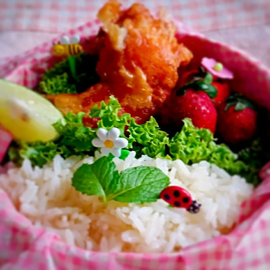 simple Monday bento  -  lime cilantro butter rice with crispy chicken wing n strawberries foe lunch|Chua Jeanさん