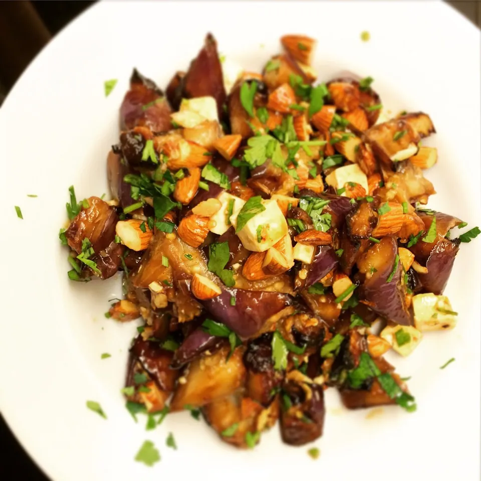 Roasted Brinjals Salad with Almonds and Feta Cheese. 
焼きナスとアーモンド、フェタチーズのサラダ|Yuka Nakataさん