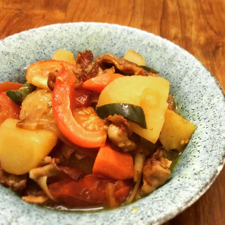 Snapdishの料理写真:Braised Pork, Potatoes and Tomatoes. Japanese typical Mom's cooking. 
トマ肉じゃが|Yuka Nakataさん