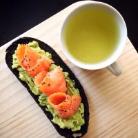 Avocado & smoked salmon on homemade Squid Ink Bread, Sencha 煎茶