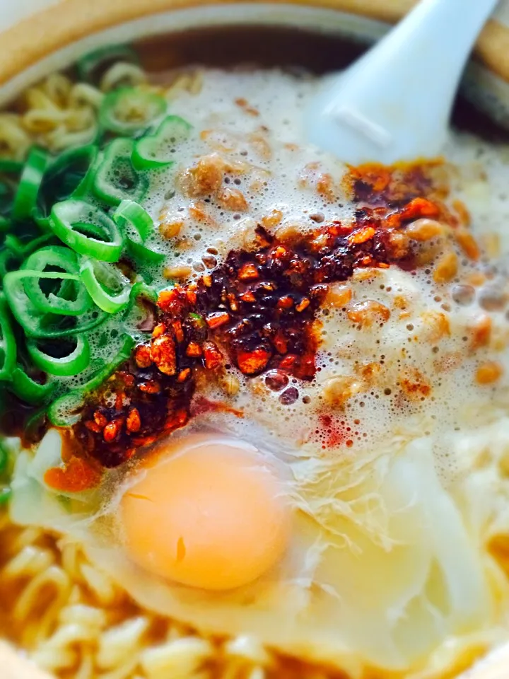 Snapdishの料理写真:一人お昼は納豆と食べラーでインスタントラーメン🍜|Norikoさん