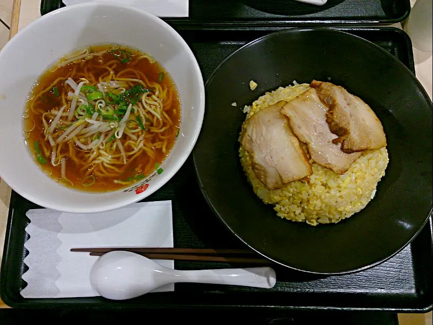 Snapdishの料理写真:炙りチャーシューチャーハンと半ラーメンセット(千葉NT フードコートの中華屋さん)|Itaruさん