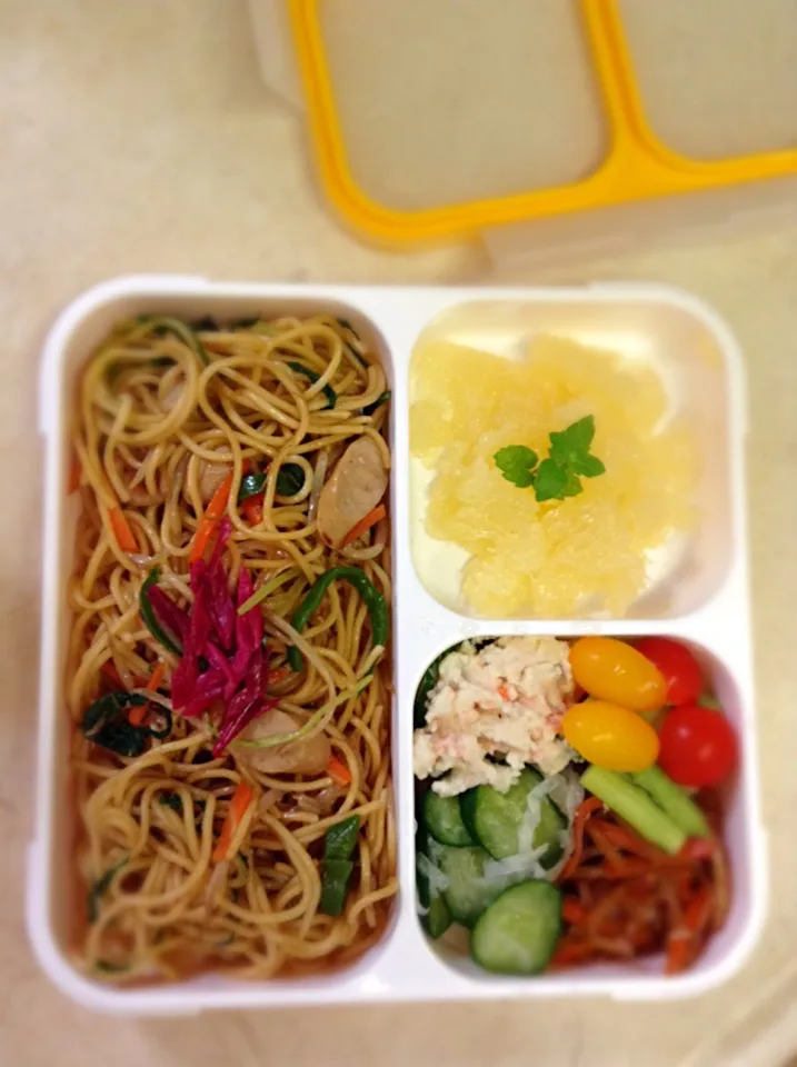 Today’s lunch box. パスタ茹でる時に重曹入れると中華麺になる、というので実験くん。たしかに中華麺だわ〜(^◇^;)びっくり。からの、ソース焼そば弁当（笑）|hoppycowさん