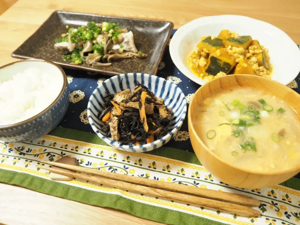 たらの酒蒸し　かぼちゃそぼろ煮　ひじき煮　味噌汁|yukaさん