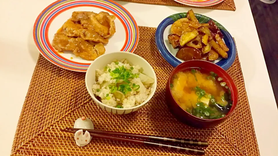 今日の夕食 豚肉の香味ソース、さつまいもとれんこんの甘辛炒め、ごぼうの炊き込みご飯、豆腐とわかめの味噌汁|pinknari🐰🌈さん