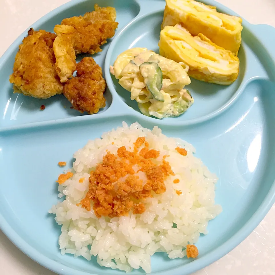 Snapdishの料理写真:息子ごはん♡もうかさめの唐揚げ♡ツナときゅうりのマカロニサラダ♡卵焼き♡さけごはん|湊叶ママさん