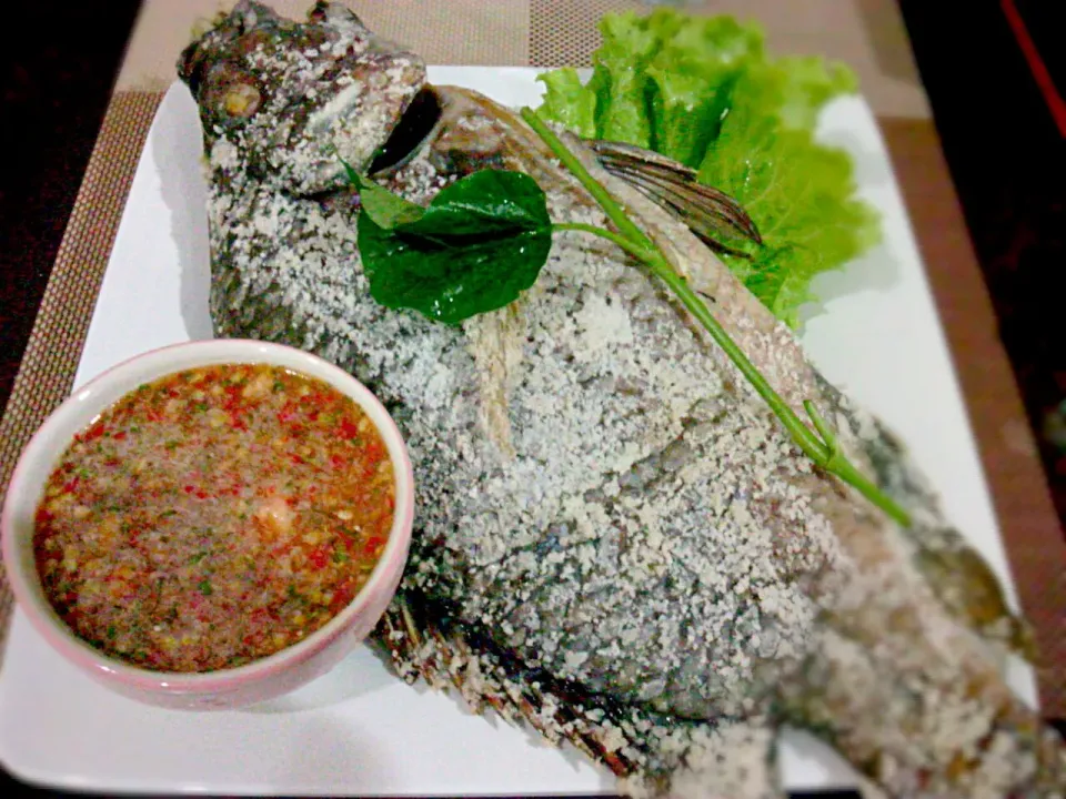 Salt Baked Whole Fish w/ Hot n Spicy Ginger Chilli Coriander Sauce√|🌼 Pooja's Kitchenette 🌼さん