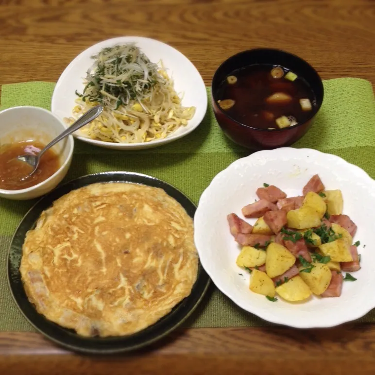 小大豆もやしのサラダ・里芋のお味噌汁・カリーブルスト風・オープンオムレツ|美也子さん