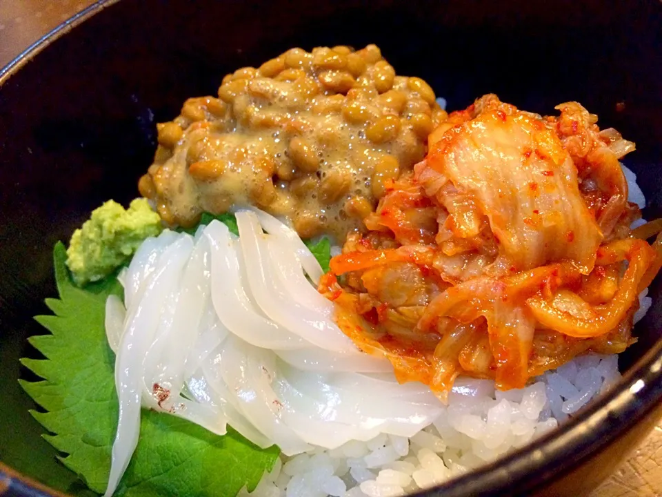 赤イカ納豆キムチ丼|おかっぴーさん