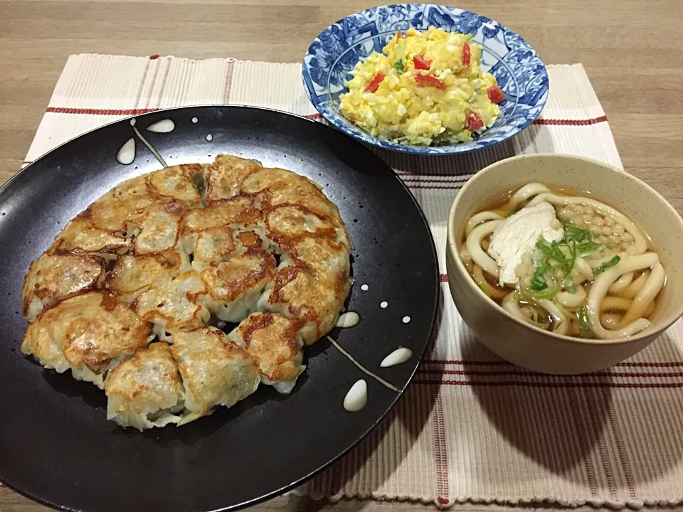 Snapdishの料理写真:ニラたっぷり餃子・！ご飯が足りない>_< 
>_<のでうどん・タルタルソースのリメイクぽてサラダ|まーままさん