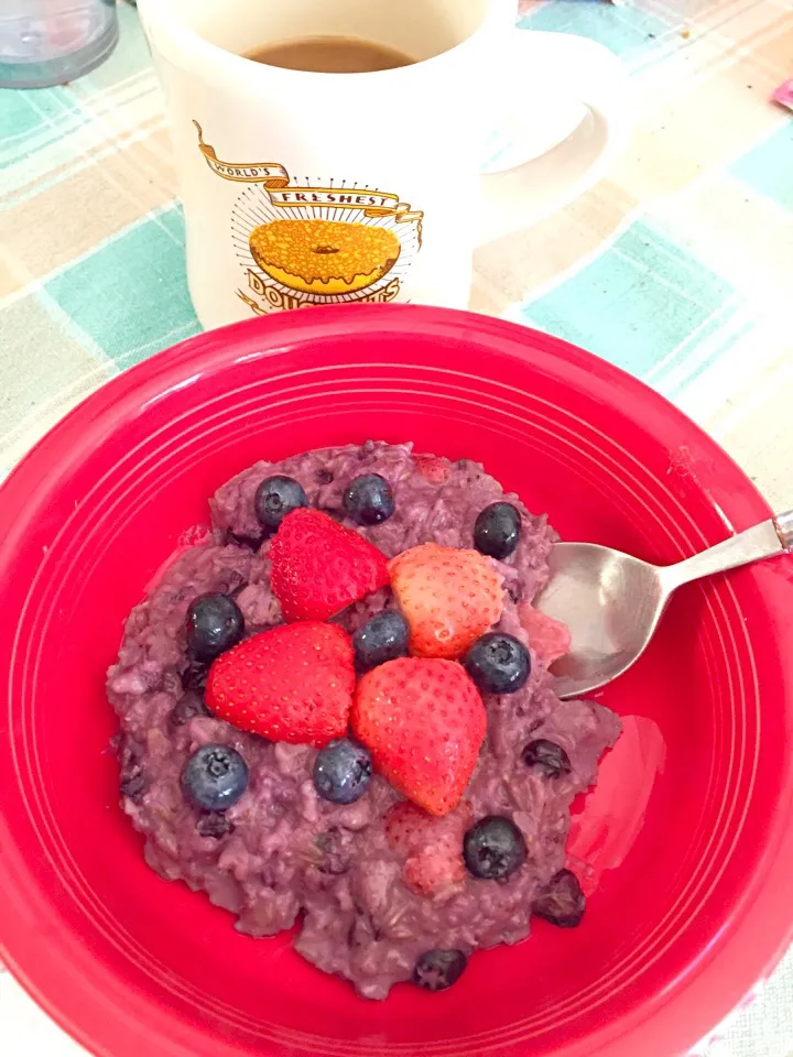 Blueberry and strawberry oatmeal|Emilyさん