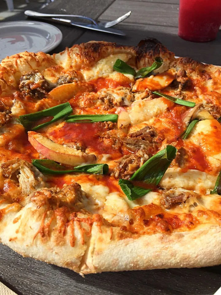 Pulled pork, grilled peach, bbq pizza|Owen Wolfertzさん