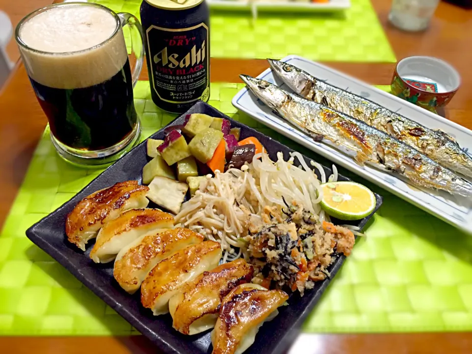 Snapdishの料理写真:秋刀魚の塩焼きと餃子とビール🍺|マニラ男さん