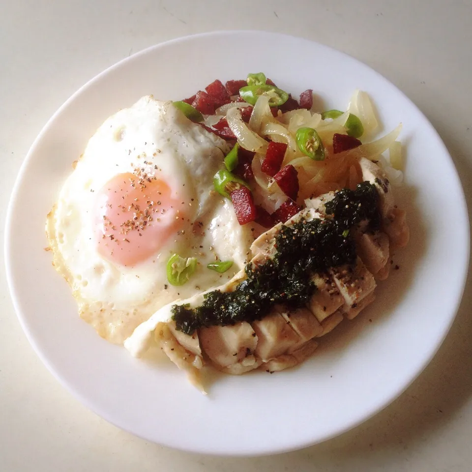 Snapdishの料理写真:バジルソースチキンと目玉焼きのっけご飯。|ヘイオークボさん