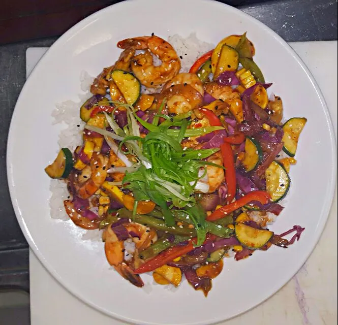 Snapdishの料理写真:shrimp stir fry over jasmine rice....|chef Charlesさん