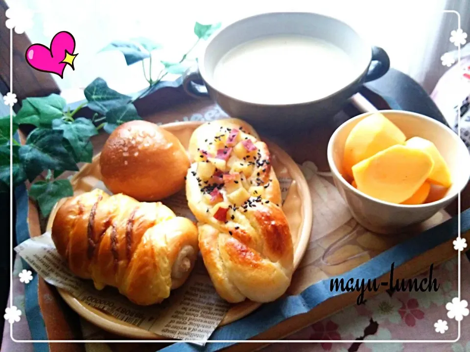 Snapdishの料理写真:今日の置きランチ❤さつまいもロール（生地にもさつまいもクリームを巻き込みました）ツナサラダとちくわのロールパン・シュガーロール・じゃがいものポタージュ・中谷早生柿❤|まゆさん