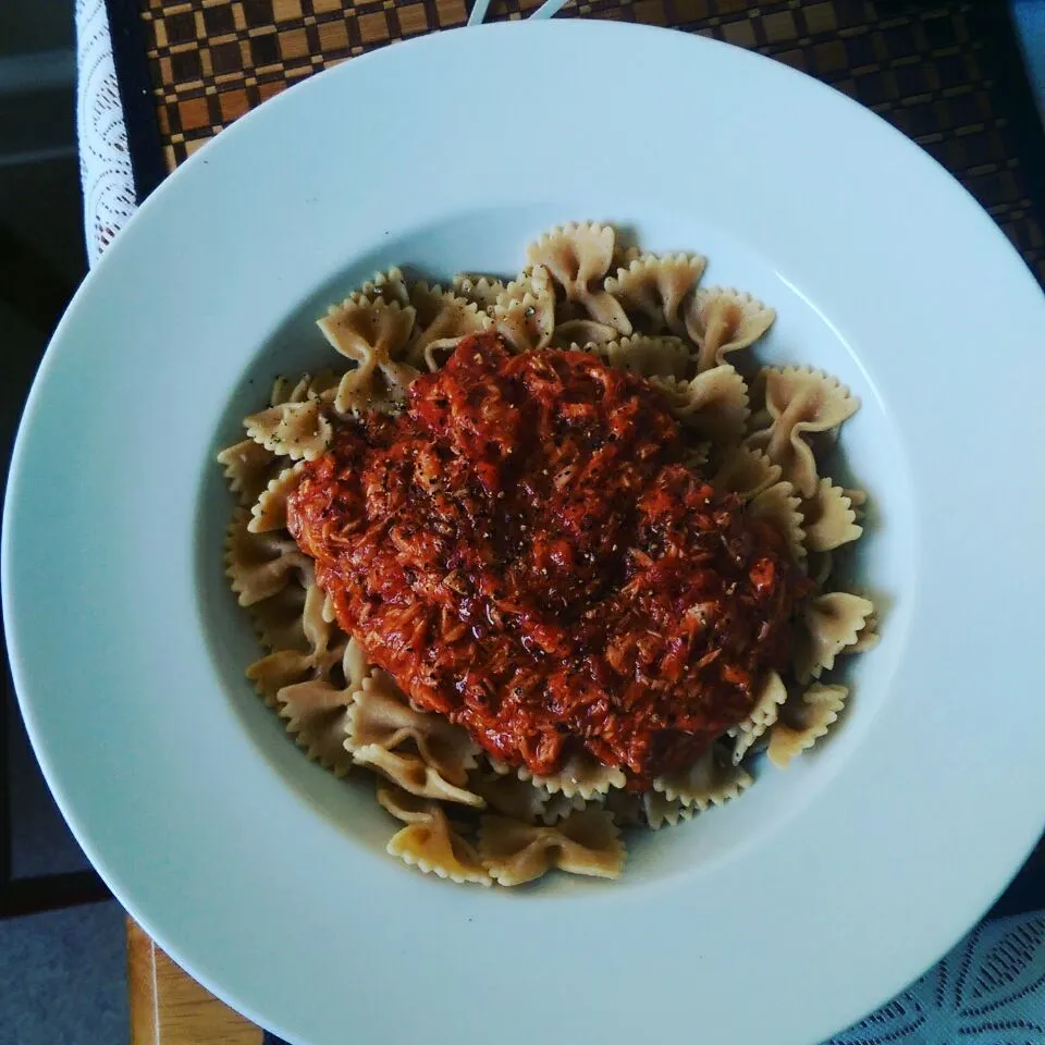 whole grain pasta, tuna, bolognese sauce, olive oil , black pepper|Jorge Oliveiraさん