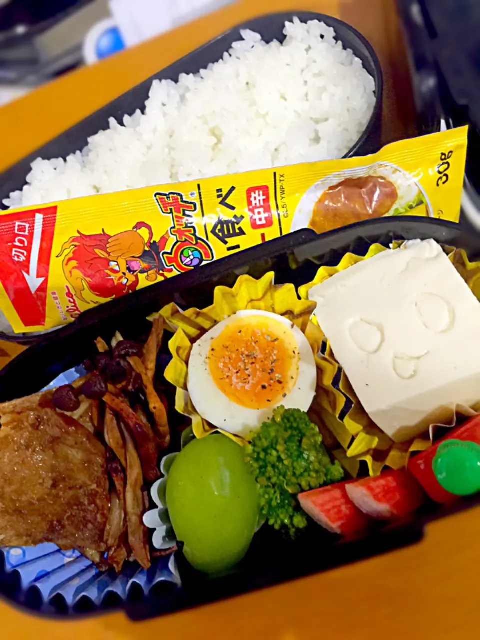 子供お弁当🍱  味噌漬け豚焼肉  焼きしめじ  半熟卵  蒸しブロッコリー  絹ごし豆腐  カニ蒲鉾  葡萄  ちょい食べカレー|ch＊K*∀o(^^*)♪さん