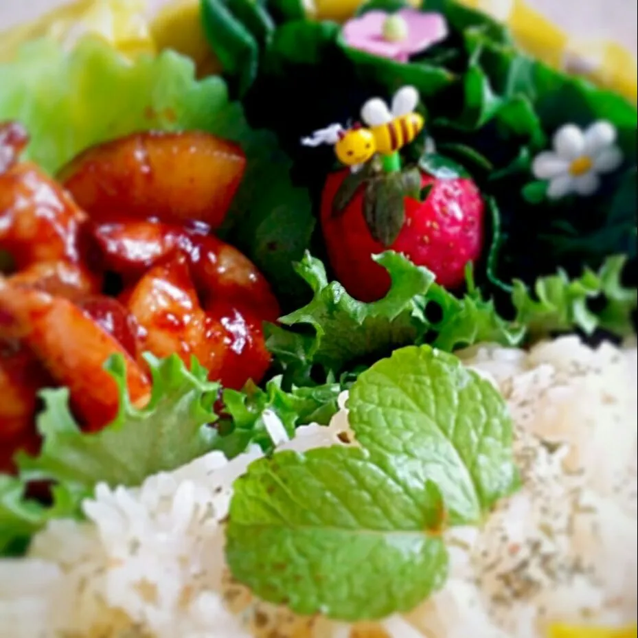 Snapdishの料理写真:simple bento tdy - assam pineapple prawns, blanched organic greens with roasted garlic butter rice n strawberry for lunch|Chua Jeanさん