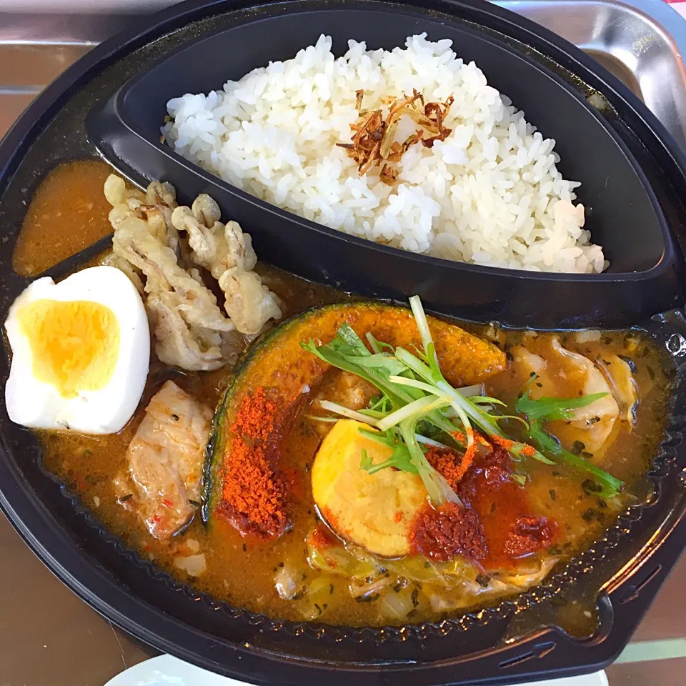 Snapdishの料理写真:カレー and ごはんカフェ ouchi 上富良野ラベンダーポークの角煮と愛別産まいたけの天ぷらスープカレー@さっぽろオータムフェスト 札幌スープカレーvs.道内ルーカレー|カウンター嬢さん