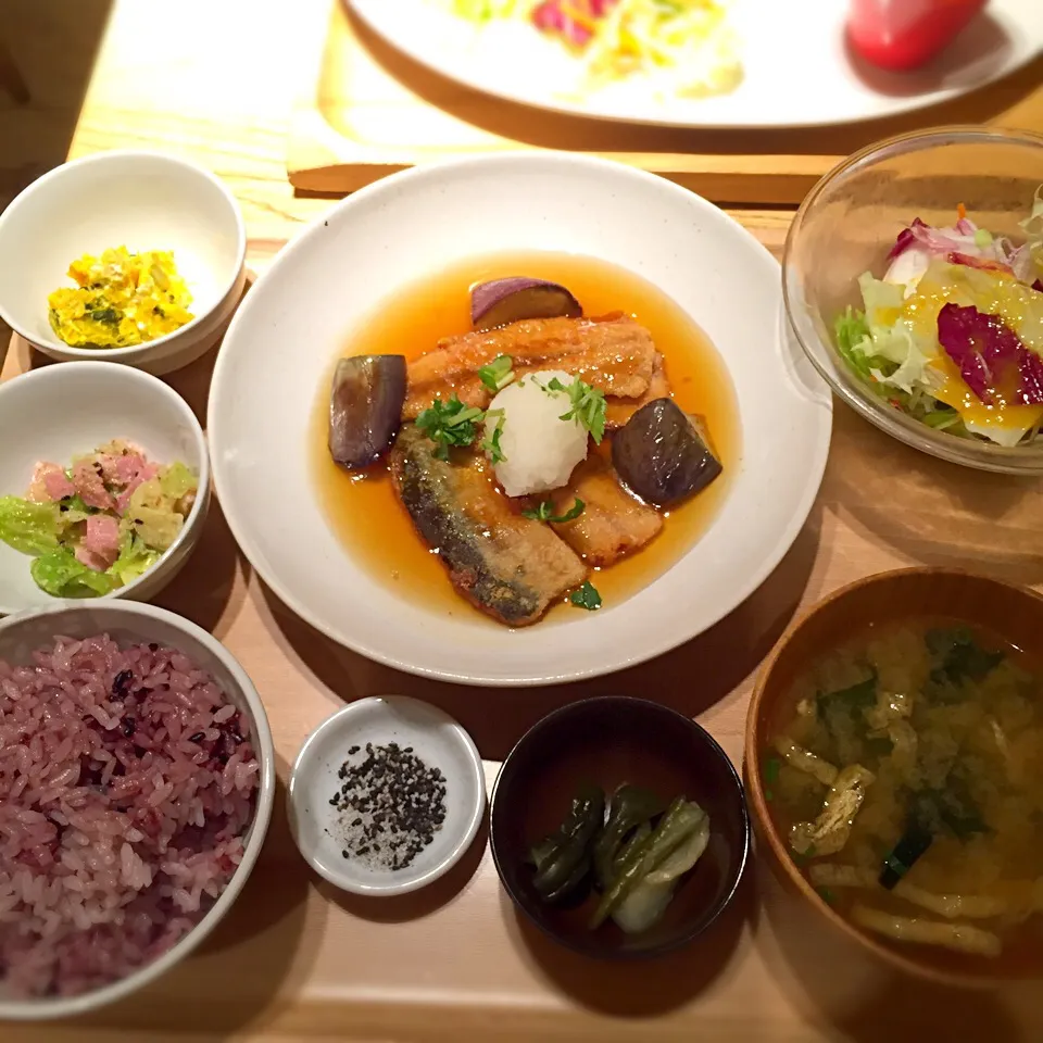 Snapdishの料理写真:秋刀魚と茄子の揚げ浸し定食|りんごっちさん