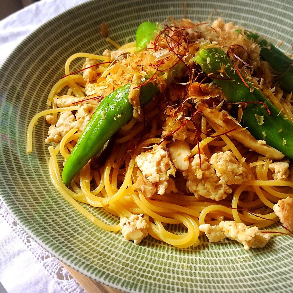 お昼ごはん。万願寺とうがらしをいただいたので、椎茸と鳥ひき肉でしょうが醤油パスタ。|yukko7740さん