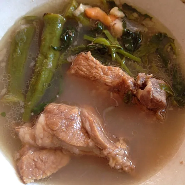 Sinigang na Baboy sa Bayabas
Baboyは豚肉
Bayabasはグアバ
ってことで、豚肉のグアバ・シニガン・スープってことになるのかな。
グアバが香るシニガン、んまいっすー(*´∀｀)|Kenny Hiraiさん