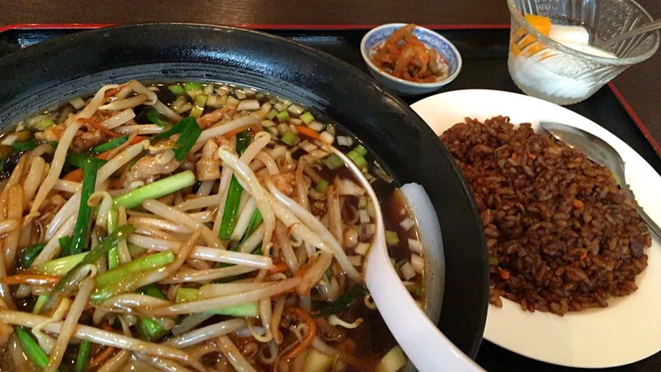 【日替定食】豚肉細切り・もやしラーメンと小チャーハンを頂きました。|momongatomoさん