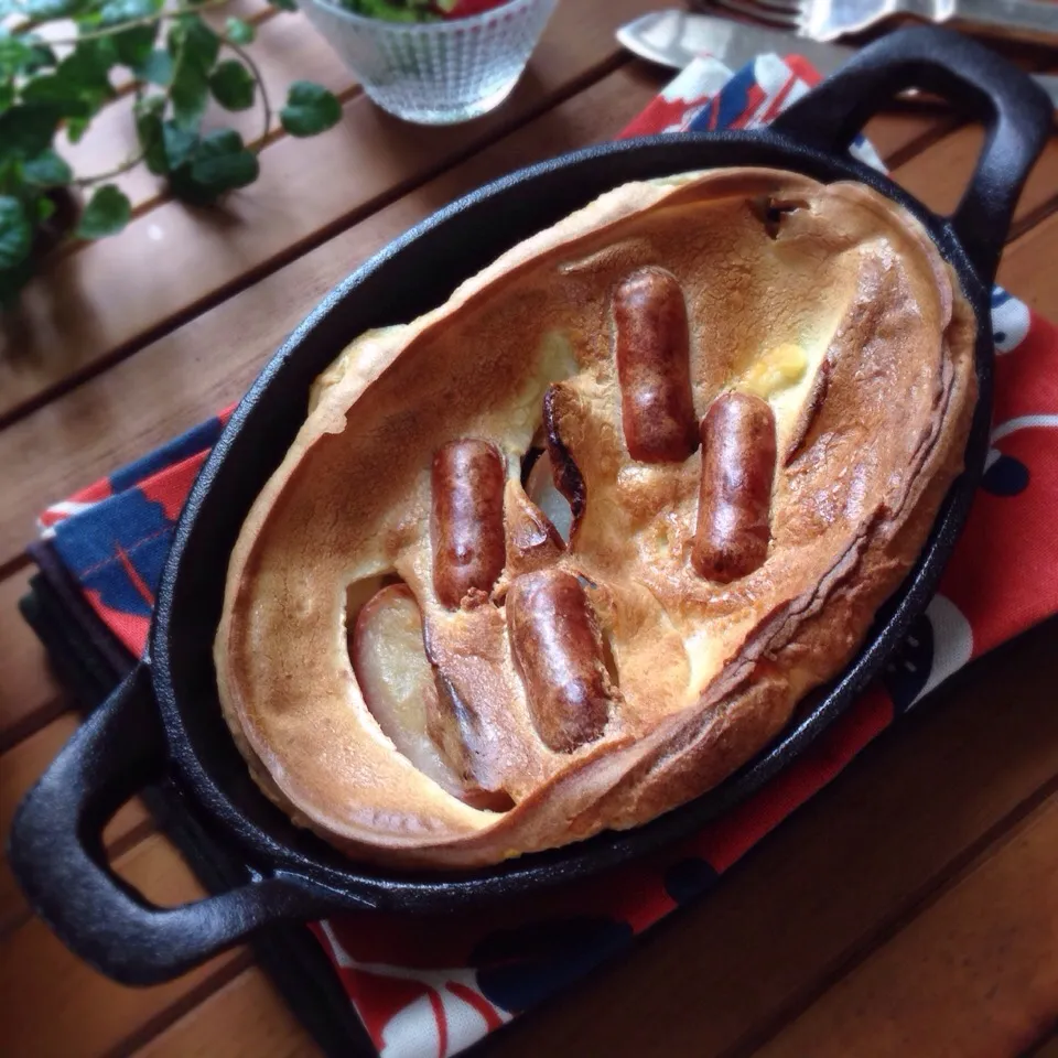 Snapdishの料理写真:cocoaさんの料理 Toad in the hole  トッドインザホール〜ソーセージと林檎入りで|まちまちこさん