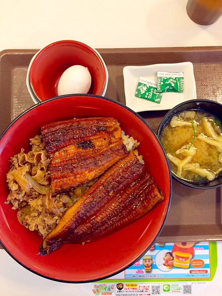 アップ失敗したので再送
今日は剪定作業で疲労困憊のため帰宅後早めの夕食はすき家の「うな牛特盛」＋たまごセットにしました。|takamuraさん