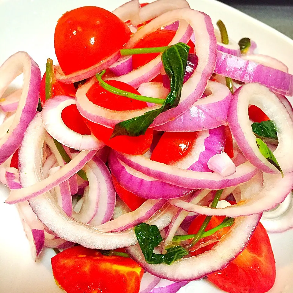 Onion, Tomato and Camote-Tops salad|Laarni Nabongさん