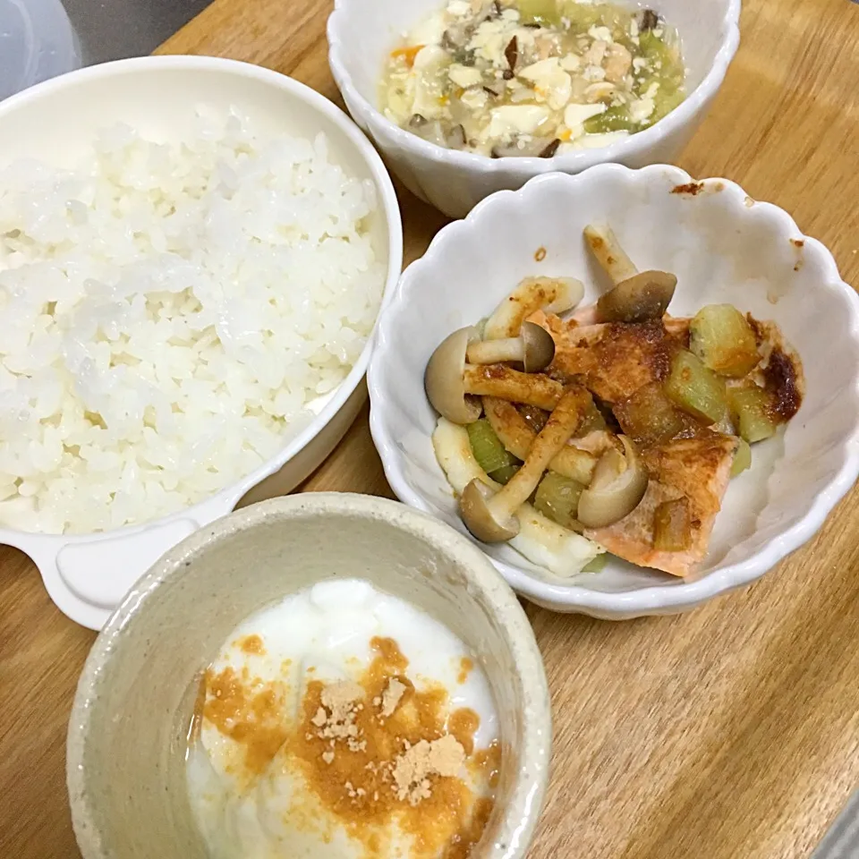 0929夕 ごはん、麻婆豆腐、鮭とナスとキノコのゴマ味噌焼き、きな粉ヨーグルト|かえるさん