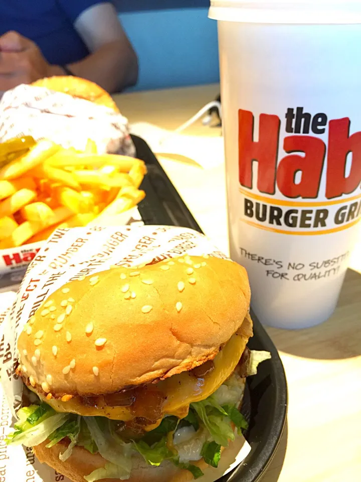 先日の旅で初めてHabit Burgerを食べました。お店の雰囲気が良くバーガーも美味。|うきさん