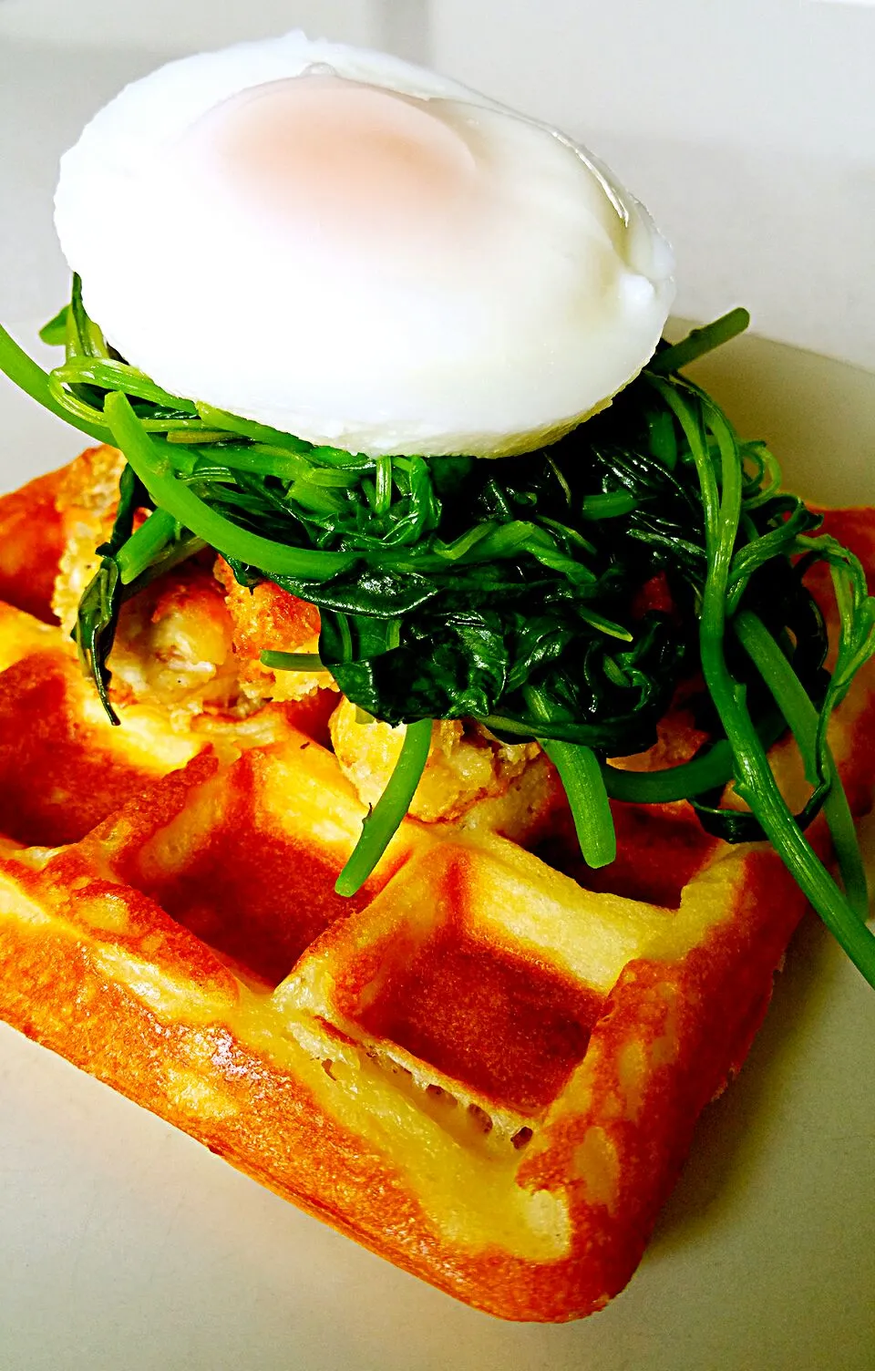 a balanced breakfast- waffles with popcorn chicken, spinach and poached egg #Breakfast/Brunch|Edible loveさん