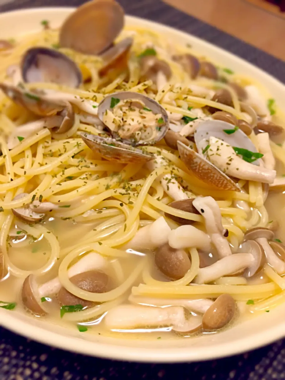 Snapdishの料理写真:アサリとシメジのスープスパ🍝|Takaki Sasakiさん