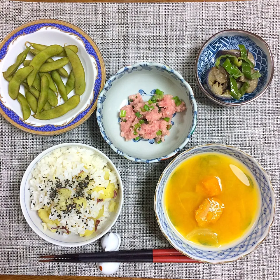 27.9.29 さつまいもご飯、ネギトロ、なすとピーマンの炒め物、かぼちゃと玉葱の味噌汁、枝豆|ponhoppelさん