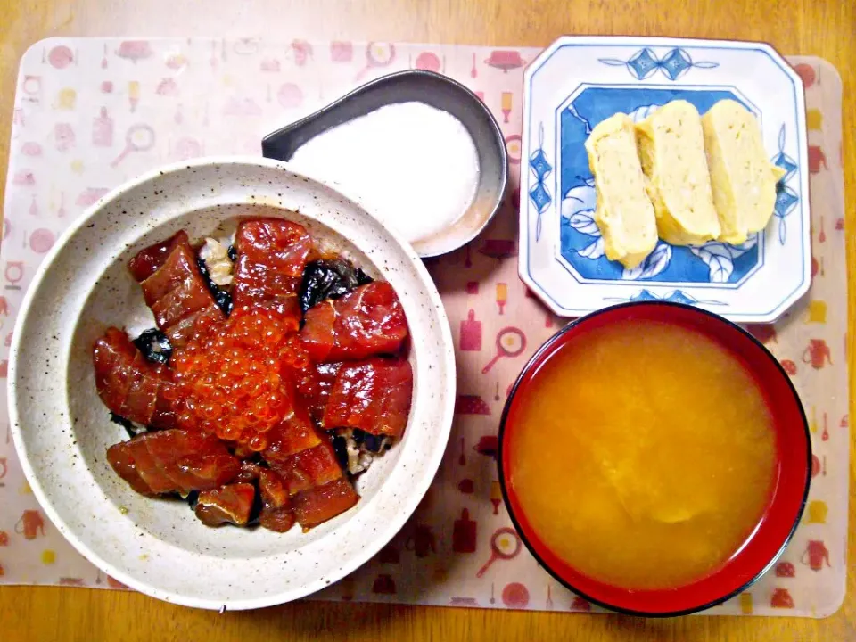 ９月2６日 鮪といくらの漬け丼 とろろ だし巻き卵 あさりの味噌汁|いもこ。さん