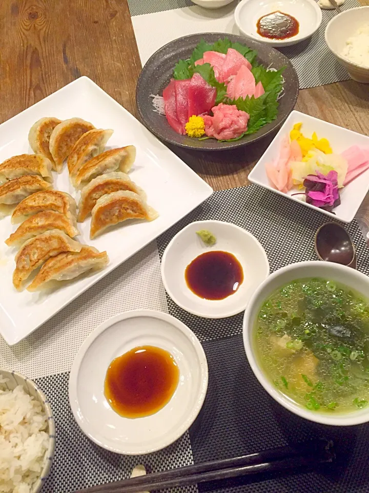 今日は手抜きの晩御飯😁💦買って来たハオ餃子、鮪のお刺身色々盛り、風邪に効くチキンの滋養強壮スープ🐔お漬物🍃|まみりんごさん