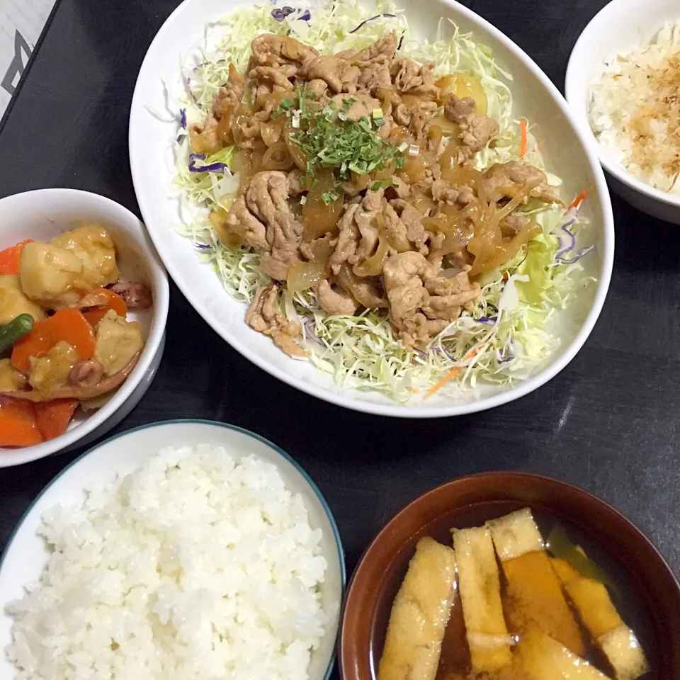 今日の晩ご飯は、豚肉の生姜焼き、お惣菜のイカと里芋の煮物、ワカメとおあげさんの味噌汁。|ゆえさん