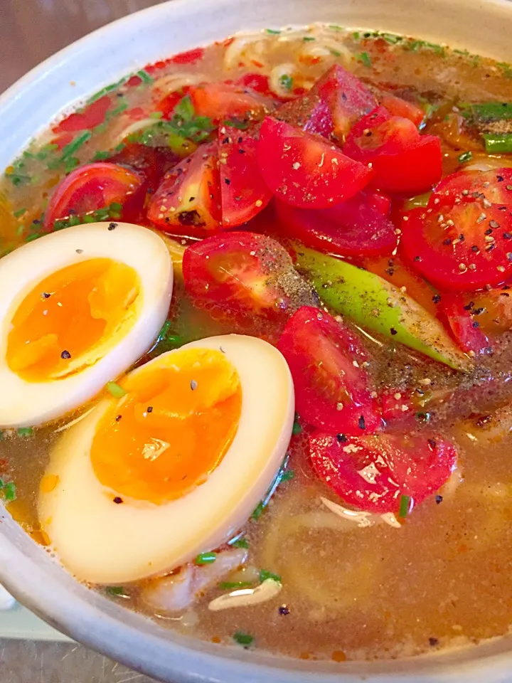 ラ王 担々麺
豆板醤で炒めた豚ネギとトマトと煮卵|たけのこジョニーさん