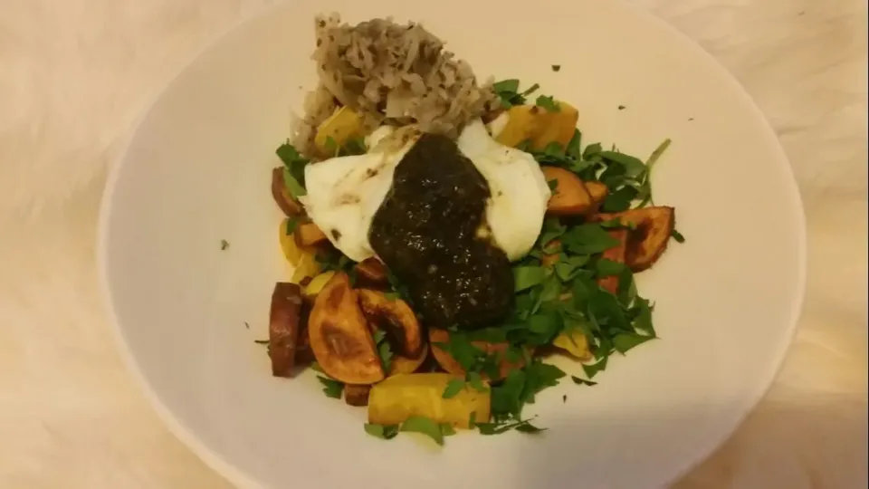 Roasted Delicata & Sweet Potatoes w/ Parsley, Poached Egg, Seaweed Miso Tahini Sauce, and Seaweed Kraut|Christina Sasserさん