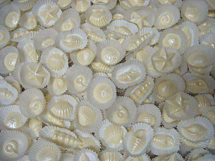 white chocolate shimmer dusted  seashells|CHUENCHAIさん