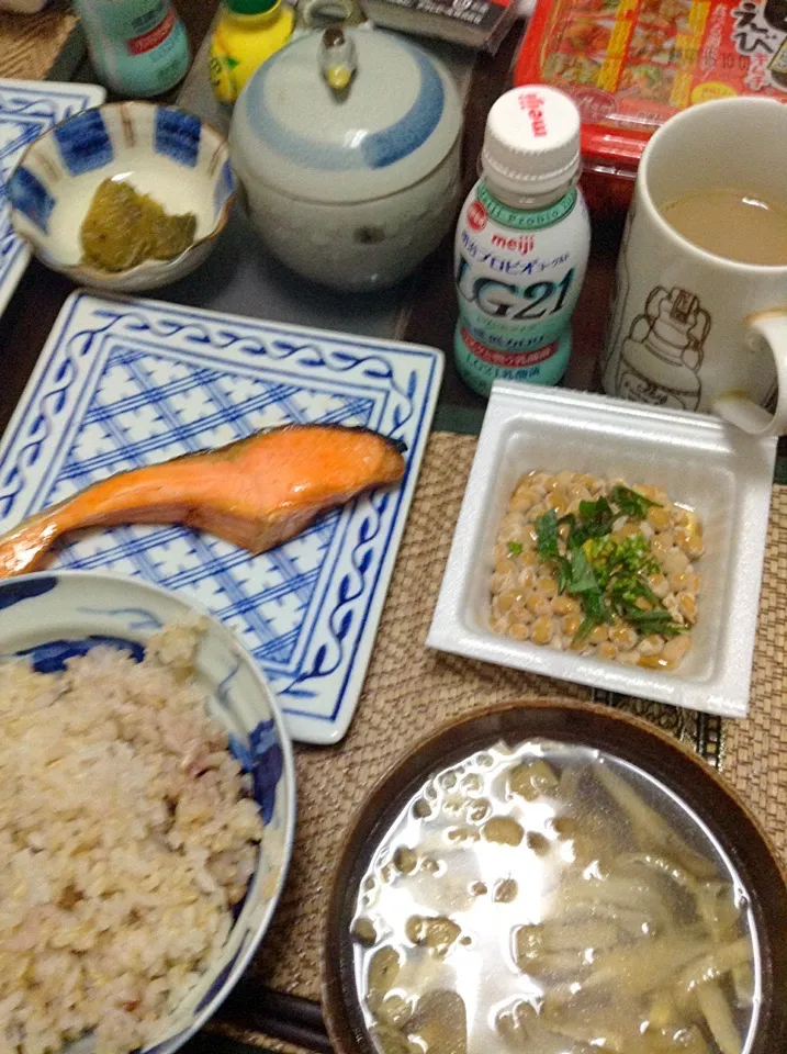 Snapdishの料理写真:鮭＆納豆＆舞茸の味噌汁|まぐろさん