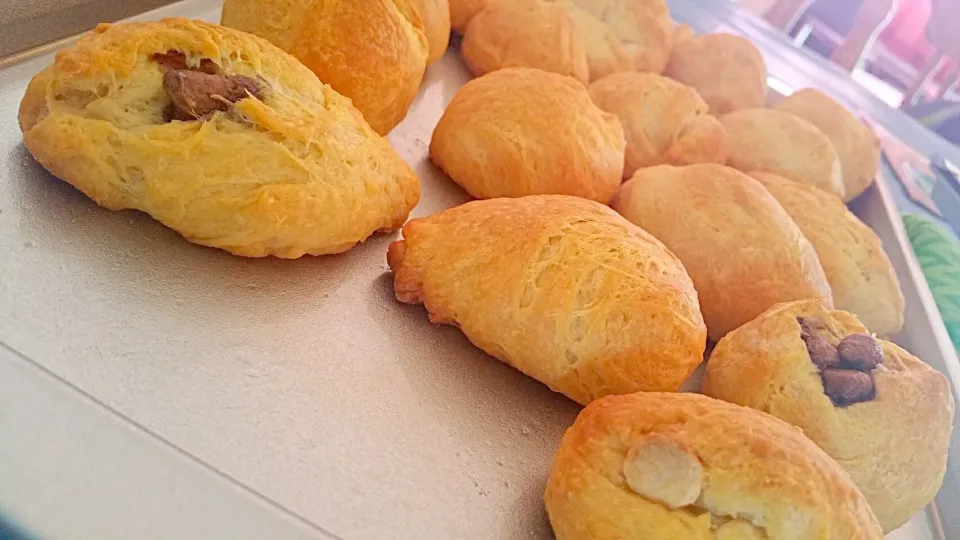 Snapdishの料理写真:i made some white chocolate and milk chocolate dinner rolls #pearlslutuan|pearls lutuanさん