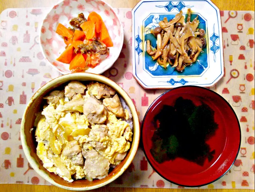 ９月2７日 親子丼 にんじんの土佐煮 きのこのポン酢マリネ　 わかめのお吸い物|いもこ。さん