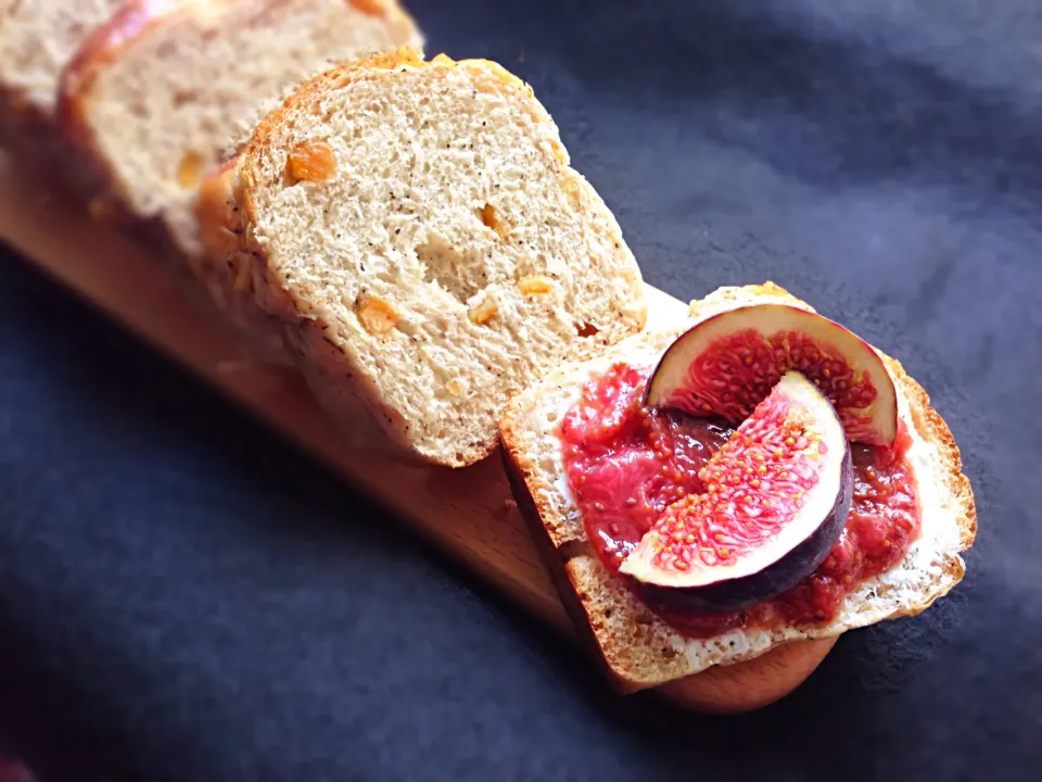 Snapdishの料理写真:Orange tea loaf from Asanoya Bakery Sg. Served with ricotta cheese, homemade fig preserve & fresh figs|coxiella24さん