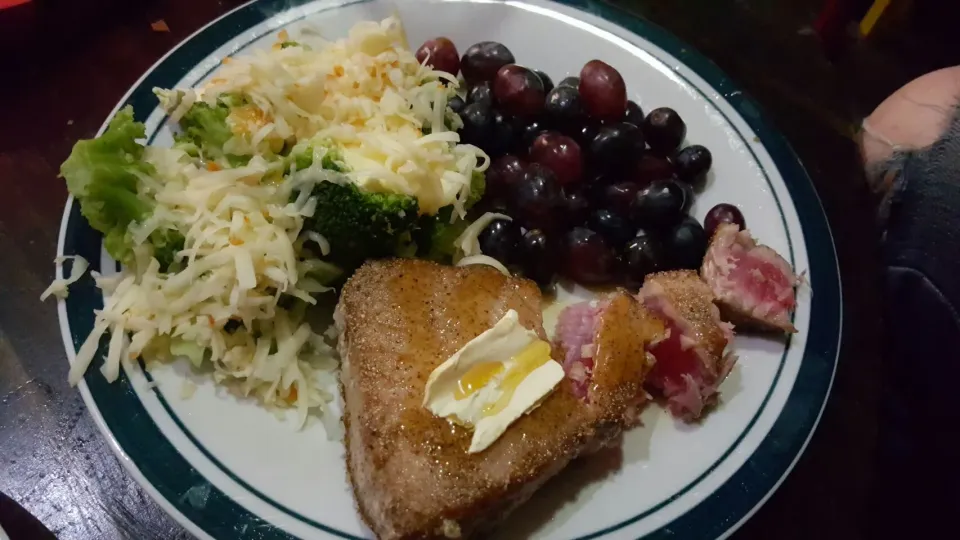 fresh tuna with a honey/butter topping served with broccoli & cheese and a side of seedless grapes|Louis Rodriguezさん